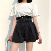 Schwarze Jeansshorts mit hoher Taille und großem Gürtel